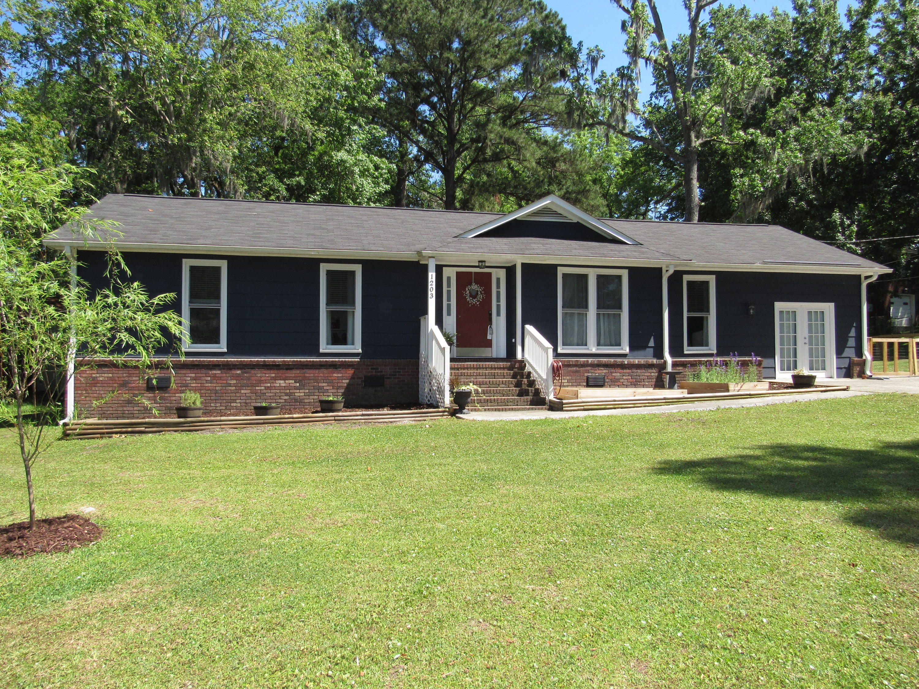 1203 Springhill Rd, Hanahan, SC 29410